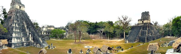 Großer Platz in Tikal mit den beiden großen Tempeln I und II Tikal Pyramide