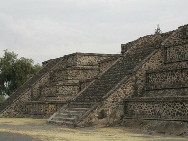 Talud-Tablero-Stil an einer Pyramide