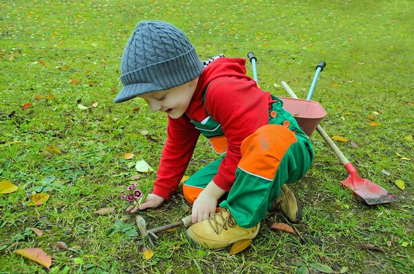 Kind bei Gartenarbeit