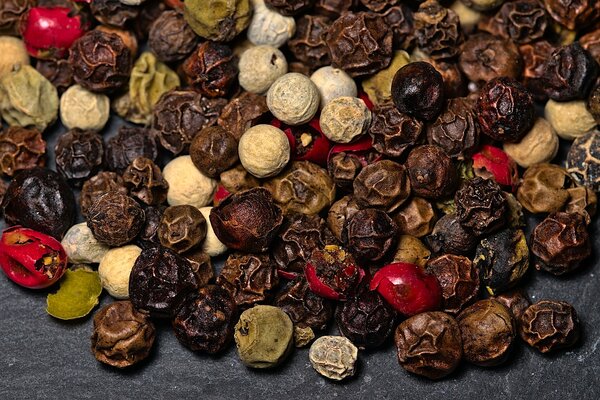 Schwarzer Pfeffer, weißer Pfeffer, roter Pfeffer und grüner Pfeffer